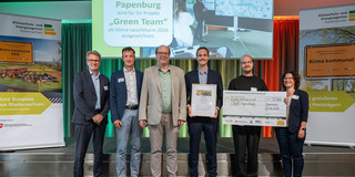 Preisverleihung Klima kommunal: Martin Weichers (Stadt Papenburg), Walter Pengemann (Landkreis Emsland) und Joachim Müller (TU Dortmund) nehmen den Preis im Alten Rathaus Hannover entgegen Gruppenfoto der Preisverleihung Klima kommunal im Alten Rathaus Hannover