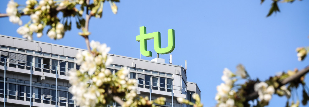 Kirschblüten vor dem Mathegebäude Kirschblüten und das Mathegebäude mit dem TU-Logo im Hintergrund.