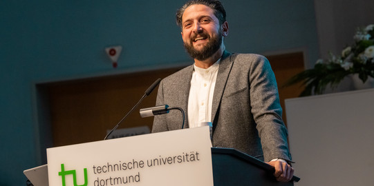 Auf dem Foto steht Prof. Dr. Aladin El-Mafaalani an einem Rednerpult.