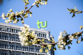 Kirschblüten vor dem Mathegebäude Kirschblüten und das Mathegebäude mit dem TU-Logo im Hintergrund.